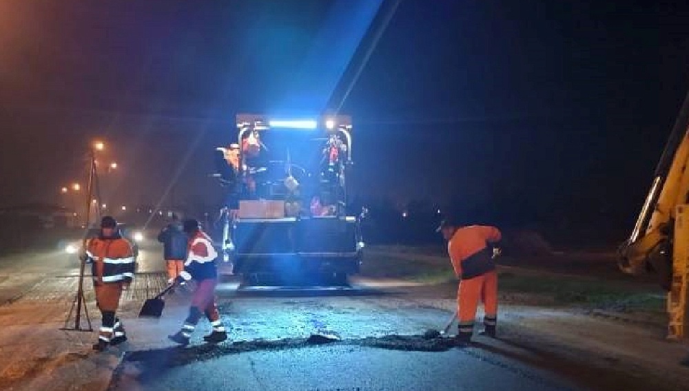 Городские власти Астрахани продолжают приводить в порядок подъездные пути к социальным объектам 