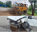 После столкновения с легковушкой самосвалу расплющило крышу