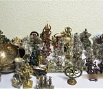 В аэропорту Астрахани задержали супругов с чемоданами набитыми статуэтками богов