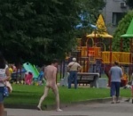 Соцсети: в Астрахани около детской площадки гуляет голый мужчина