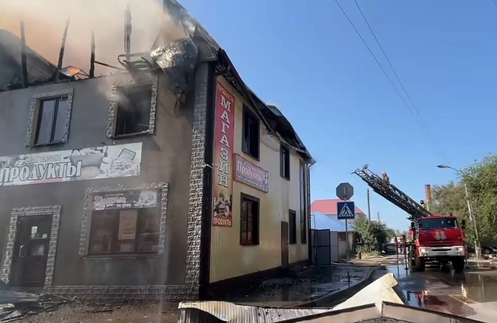 В Астрахани на Маркина полыхает двухэтажный магазин