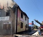 В Астрахани на Маркина полыхает двухэтажный магазин