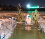 Более тысячи астраханцев почувствовали на себе таинство крещенских купаний 