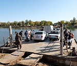 Астраханцы из села, где затонул паром, вручную тянут временную переправу