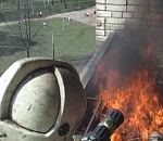 В астраханской многоэтажке сгорел балкон