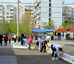 К уборке Астрахани присоединились школьники и их родители  