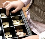 В Астрахани торговый представитель пронес мимо кассы деньги предпринимателей