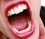 В Астрахани агрессивная девушка покусала сотрудника полиции