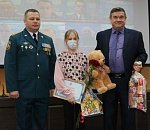 10-летнюю астраханку наградили за спасение подруги, провалившейся под лед