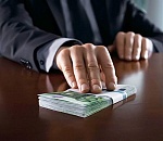 Средняя сумма взятки в России превысила 200 тыс руб.