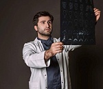 Хирурги филигранно собрали челюсть астраханца, упавшего с третьего этажа