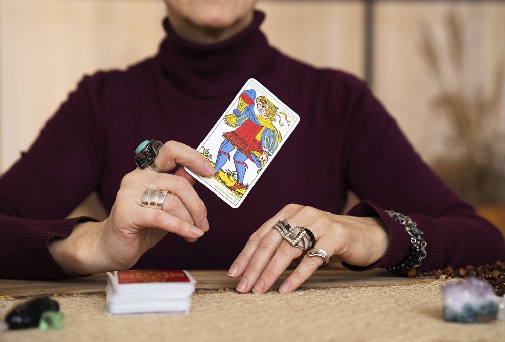 Астраханка отдала мошеннице 200 тысяч рублей ради магических чудес