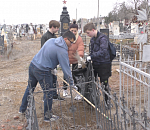 В Астрахани в порядок приводят каждую могилу