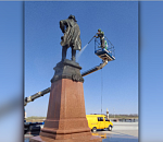 Астраханским памятникам устроили контрастный душ