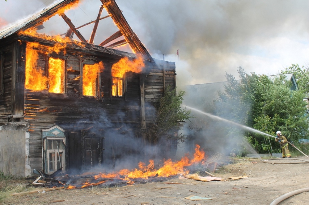 В Астрахани загорелись заброшенные дома на площади 400 кв.м. (ОБНОВЛЕНО!)