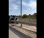 В Астрахани «Жигули» перескочили через ограждение моста и улеглись на тротуаре, видео