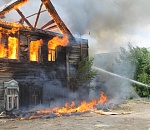 В Астрахани загорелись заброшенные дома на площади 400 кв.м. (ОБНОВЛЕНО!)