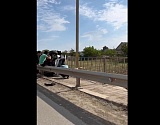 В Астрахани «Жигули» перескочили через ограждение моста и улеглись на тротуаре, видео