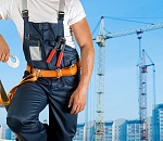 В Астрахани еще один строитель упал с крыши и сломал позвоночник