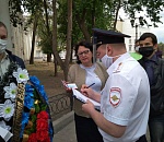 В Астрахани членов «Справедливой России», несших венок к обелиску, задержала полиция