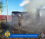 Жителей домов из зоны пожара под Астраханью размещают в школе