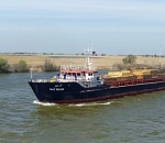 Застрявший зимой под Астраханью теплоход освободился из плена