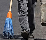 В Астрахани предприниматель отправился мести улицы, потому что был плохим начальником