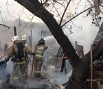 В Астрахани 13 пожарных машин тушили дом