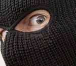 В Астрахани двое мужчин в масках напали на пенсионерку