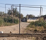 Астраханцы в панике из-за строительства забора, перекрывающего проезд к их домам