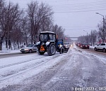 500 работников коммунальных предприятий чистят Астрахань от первого снега