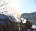 В Астрахани сгорел двухквартирный дом