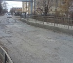 В Астрахани залатали дыру, в которую угодили 10 автомобилей