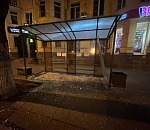 Молодой студент-архитектор разгромил остановку в центре Астрахани 