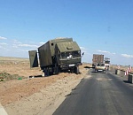 В Астраханской области на трассе перевернулся КАМАЗ с арбузами