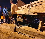 В Астрахани КамАЗ повис на мосту, есть пострадавший