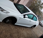 В Астрахани неизвестные по ночам снимают с машин колеса: видео