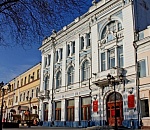 Соцсети взорвались: гуляющие астраханцы в День победы загадили двор Музея боевой славы