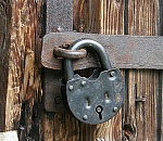 Сиделка за спиной у пожилой астраханки устроила распродажу ее вещей