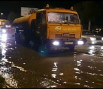 Коммунальщики усиленно борются с потопом в Астрахани