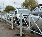 В Астрахани ведутся работы по обеспечению дорожной безопасности возле  школ и поликлиник