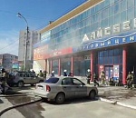 Начальник астраханского МЧС Алексей Мурзин лично участвует в тушении ТЦ "Айсберг"