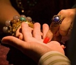 В Астрахани цыганка, рассказывая о семейной порче, грабит школьниц