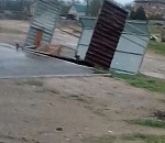 В Астрахани легкий апрельский ветерок переворачивает остановки и сносит заборы