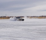 Фигурное катание по-астрахански: на льду солёного озера дрифтуют машины
