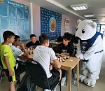 Медведь вручал призы победителям шахматного турнира в Астрахани