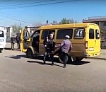 Эпичная драка двух маршрутчиков в Астрахани не оставила никого равнодушным