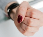 Две астраханки украли из магазина пиво и сигареты, дважды избив продавца