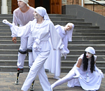 Астрахань оккупировали «белые ниндзя на ходулях»?