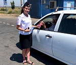 Астраханские полицейские раздают водителям прохладную минералку, спасая от жары